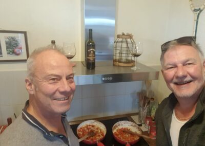 Thomas und Thomas beim Kochen des Gulasch